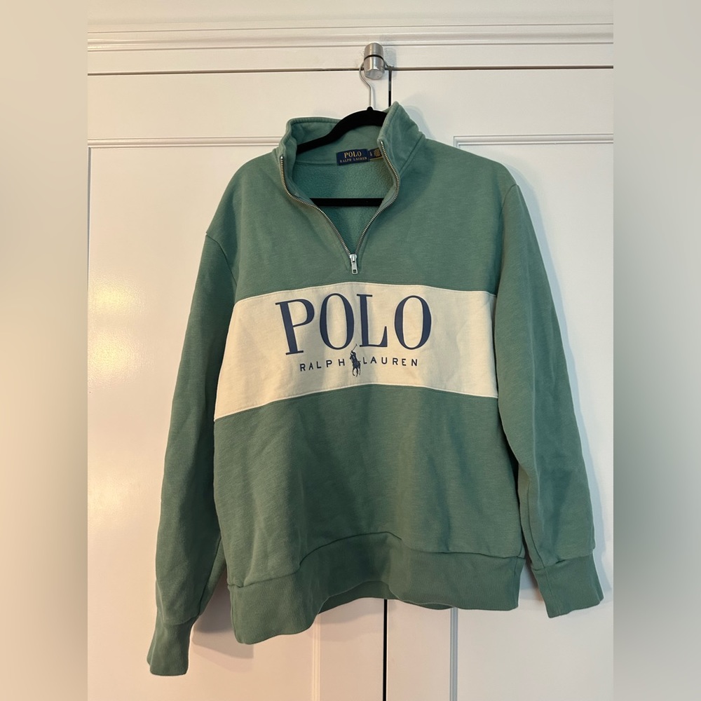 Excellent condition sweatshirt. Perfect for fall and winter.